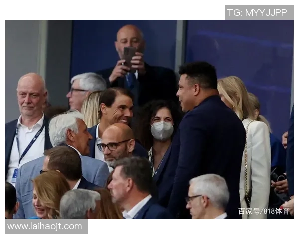 当传奇并肩微笑时世界为之沸腾足球巅峰巨星世纪同框瞬间