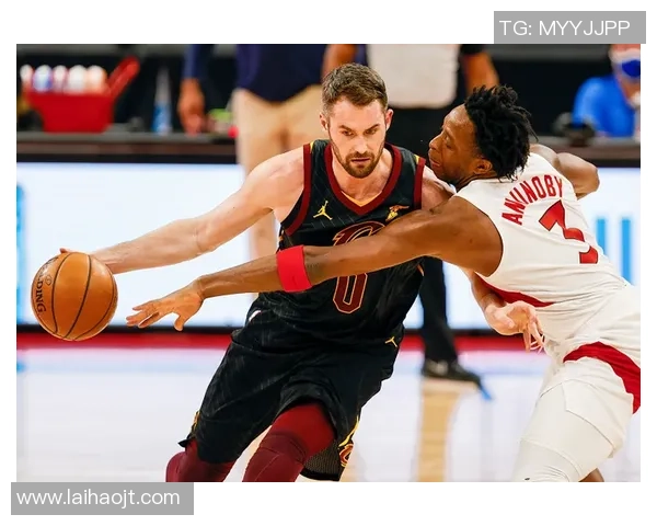 足球女主持人遭球星亲吻引发热议现场气氛一度失控